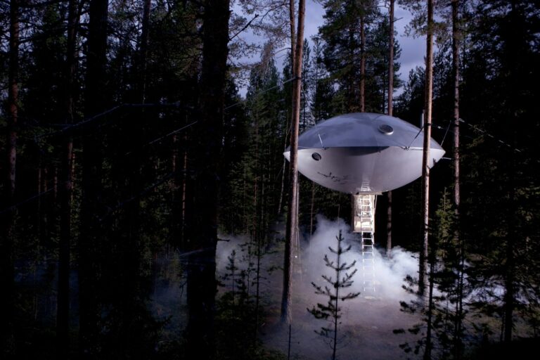 ufoexterior3 copy Peter Lundstrom